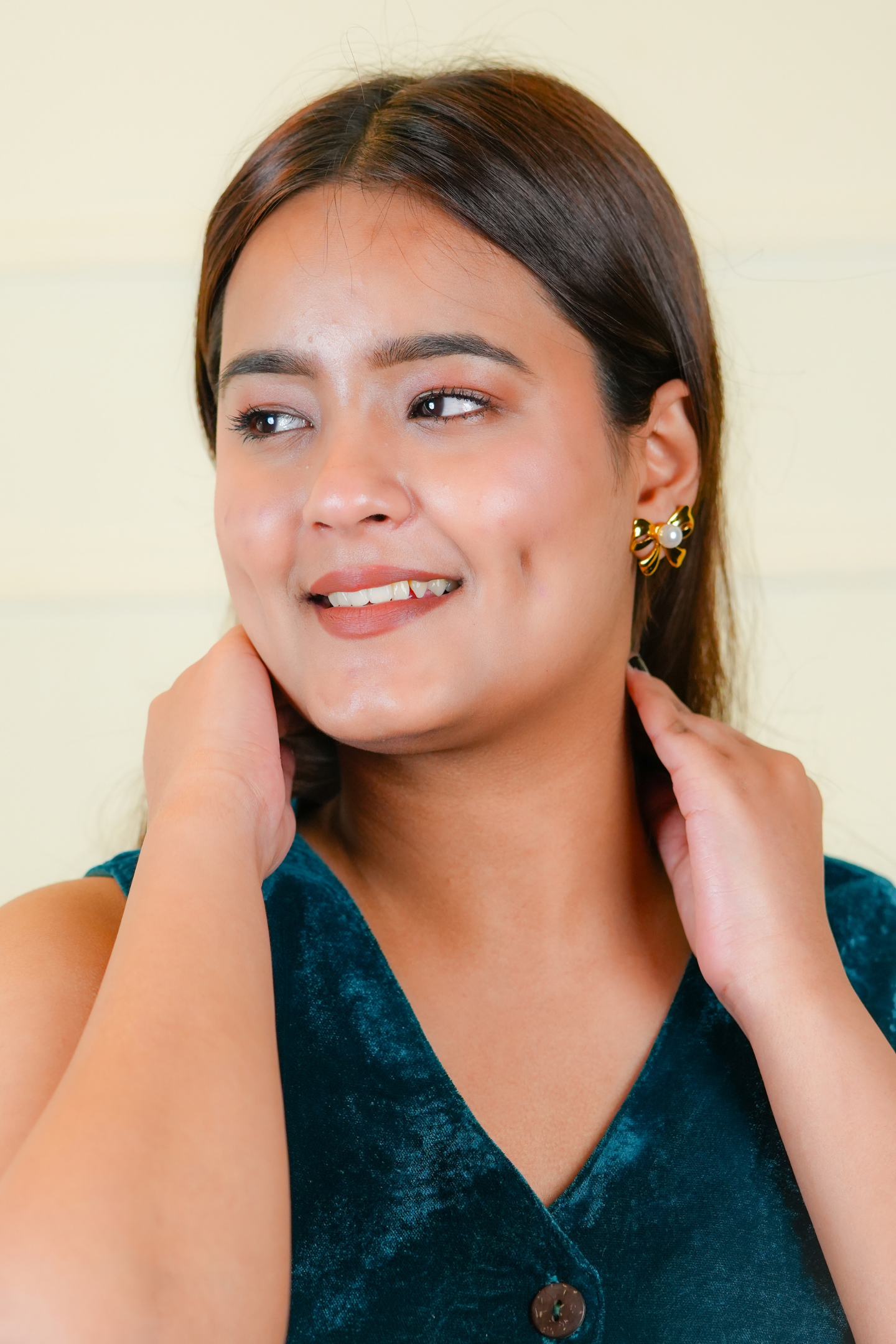 Elegant Gold-Plated Bow Pearl Earring