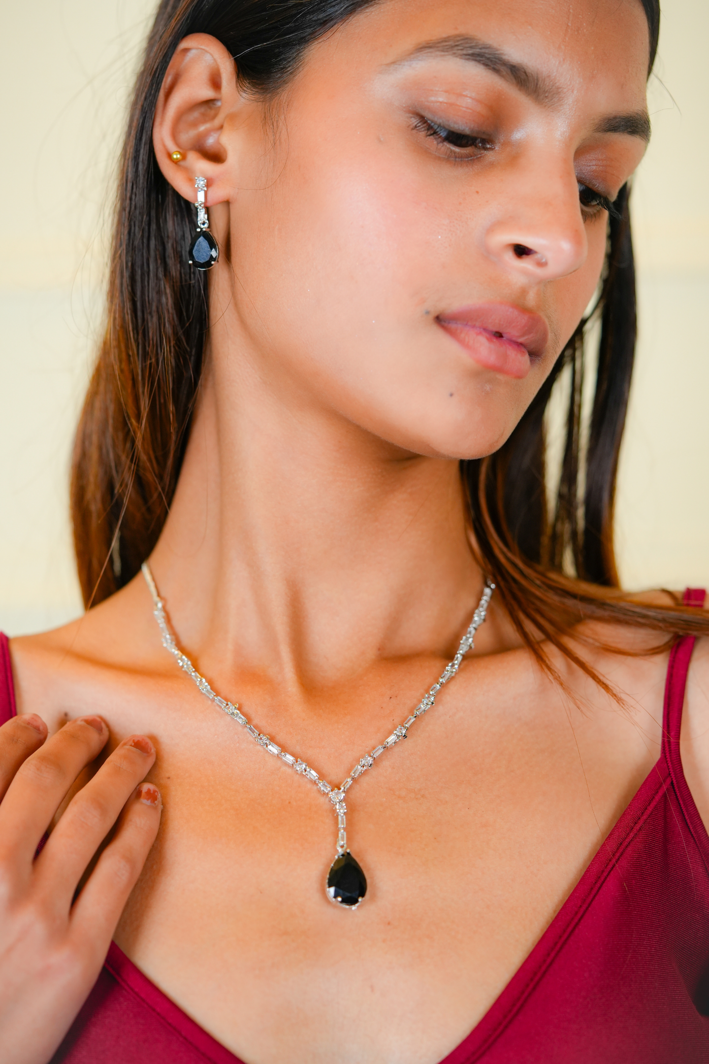 Elegant Crystal Necklace- Black